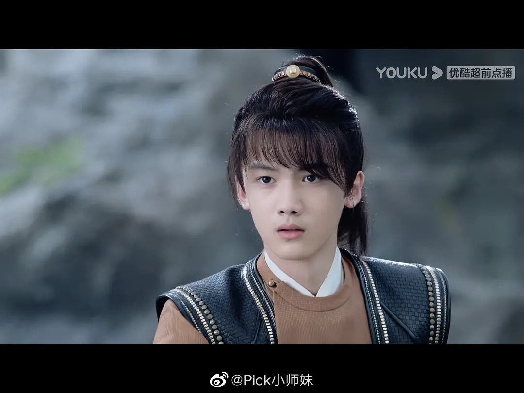 无人在意 成岭弟弟 前一秒刘海全湿 后一秒蓬松有