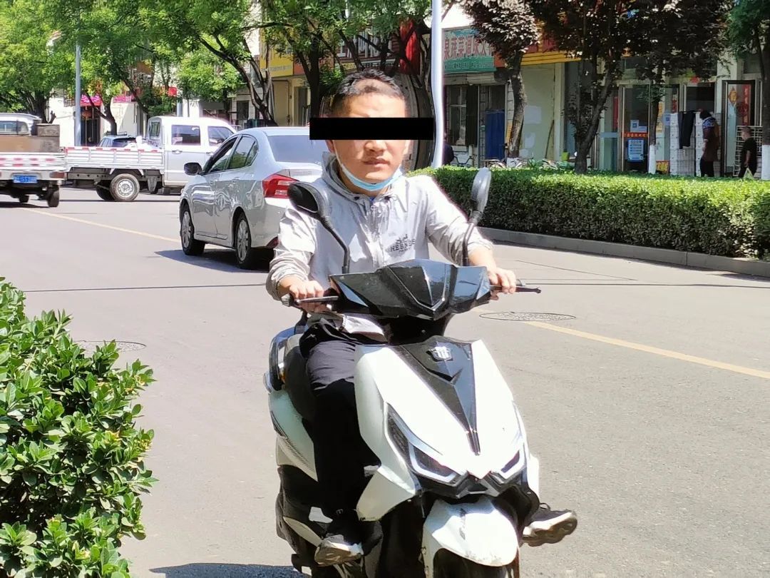 骑电动车不戴头盔曝光来了