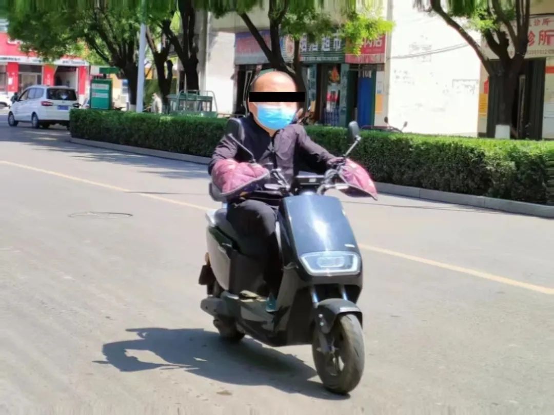 骑电动车不戴头盔曝光来了