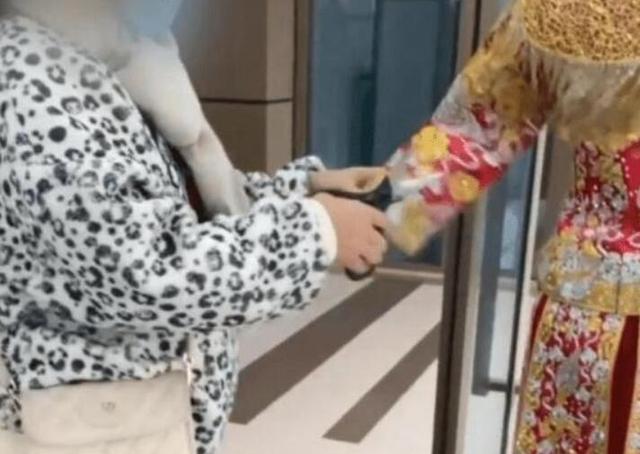 怒剪32件婚纱事件双方达成5万赔偿 婚礼店：不想把人逼到绝路休闲区蓝鸢梦想 - Www.slyday.coM