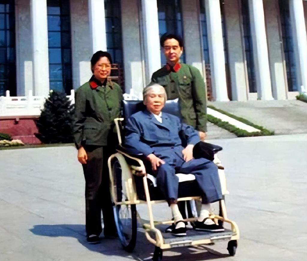 毛主席病重时,向李敏作了一个手势,李敏很多年后才明白什么意思|李敏|贺子珍|毛主席_新浪新闻