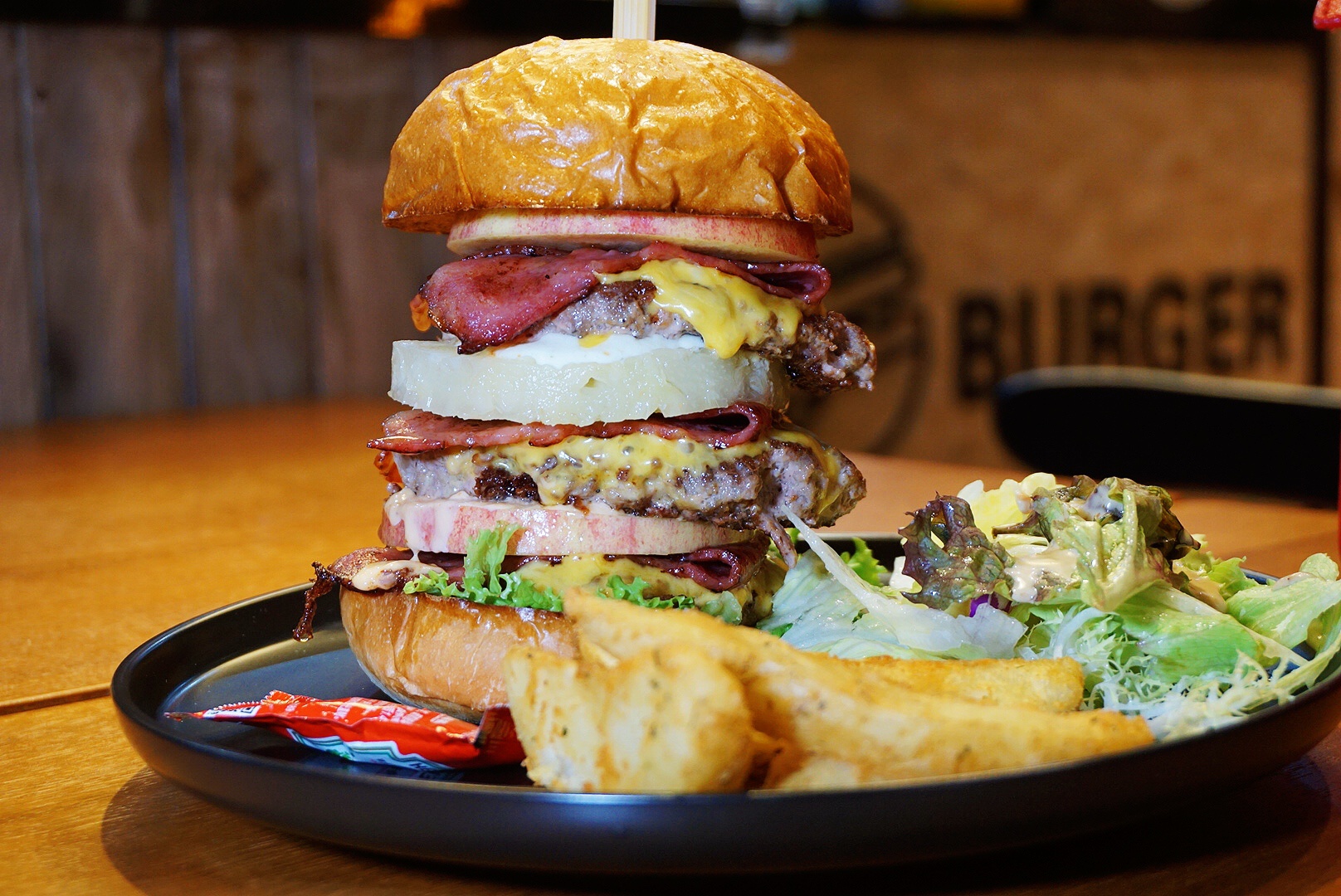 厦门首家开在青年街区里的mua摩造美式汉堡,人均90元