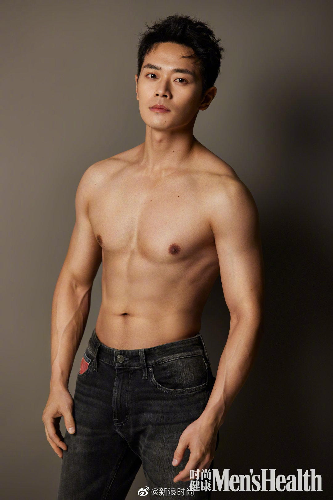 曝光一组运动风大片 赤裸上身露出性感肌肉