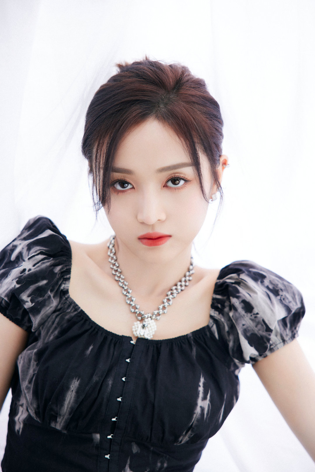 吴宣仪挑染黑白套装酷飒十足姐姐眼神太有表现力了