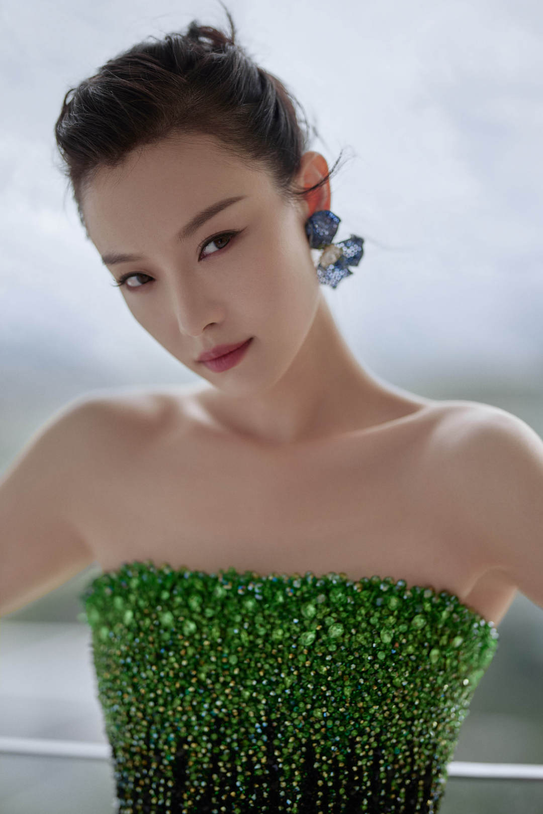 倪妮穿墨玉色碎钻长裙性感高级,半露香肩肆意飞扬__财经头条