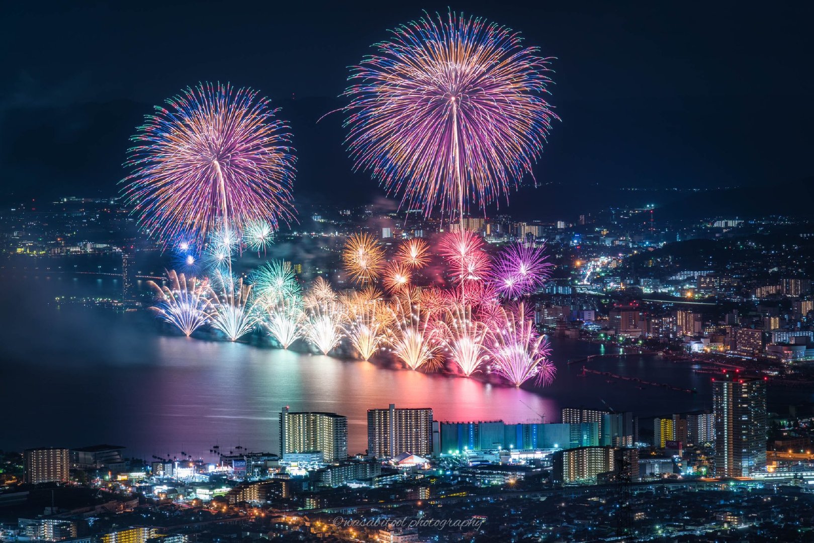 每年8月8日举办的琵琶湖花火大会本来因为要避开东京奥运延期到了11月