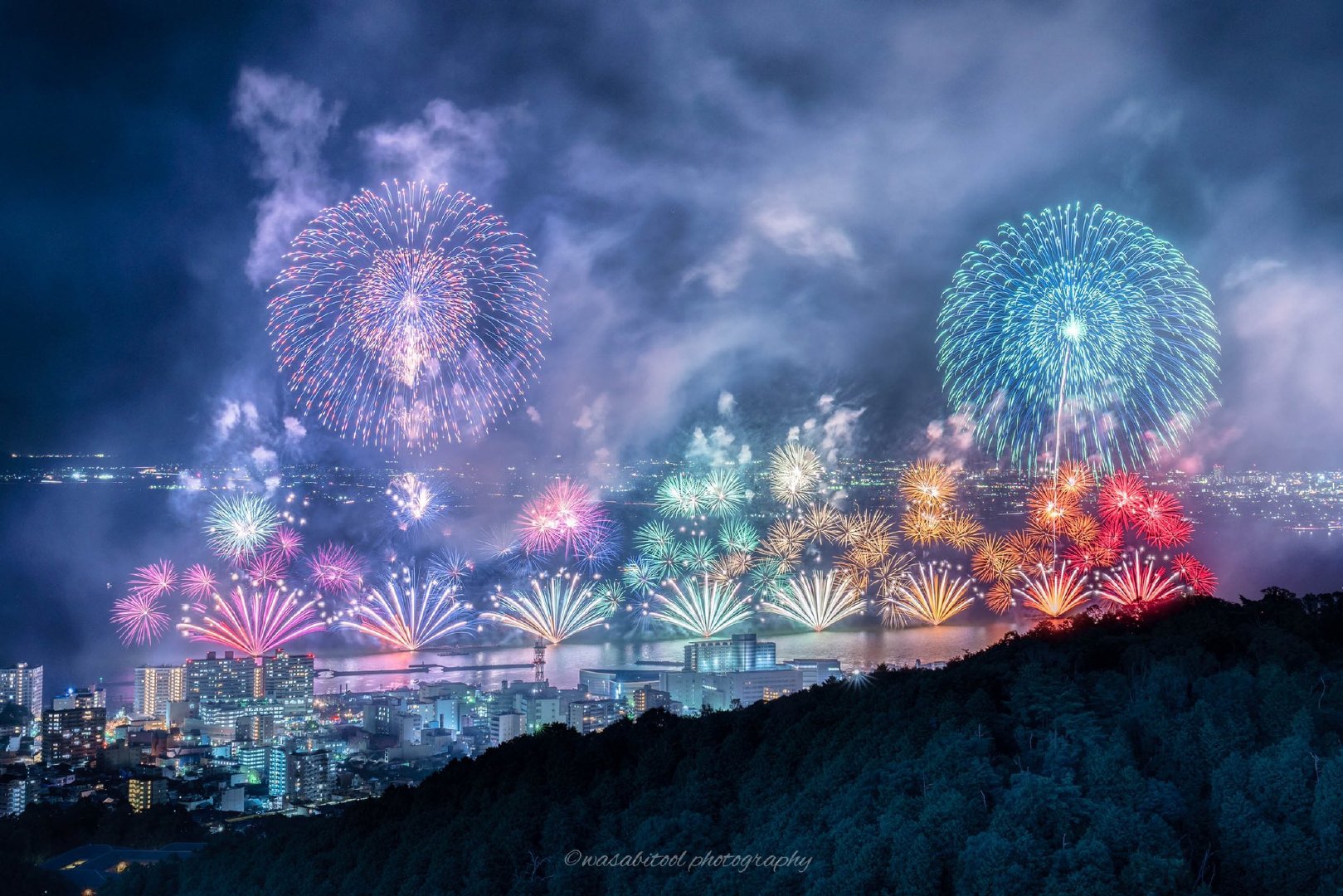 每年8月8日举办的琵琶湖花火大会本来因为要避开东京奥运延期到了11月 每年8月8日举办的琵琶湖花火大会本来因为要避开东京奥运延期到了11月