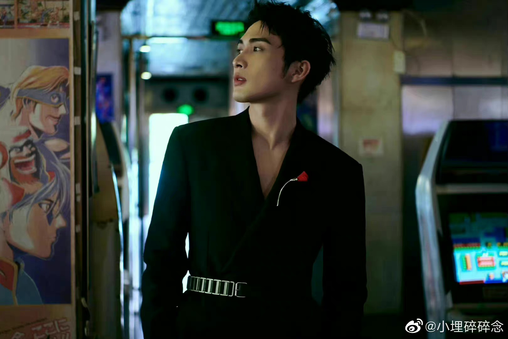 张彬彬最新时尚大片~一身黑西装搭配胸针氛围感十足__财经头条