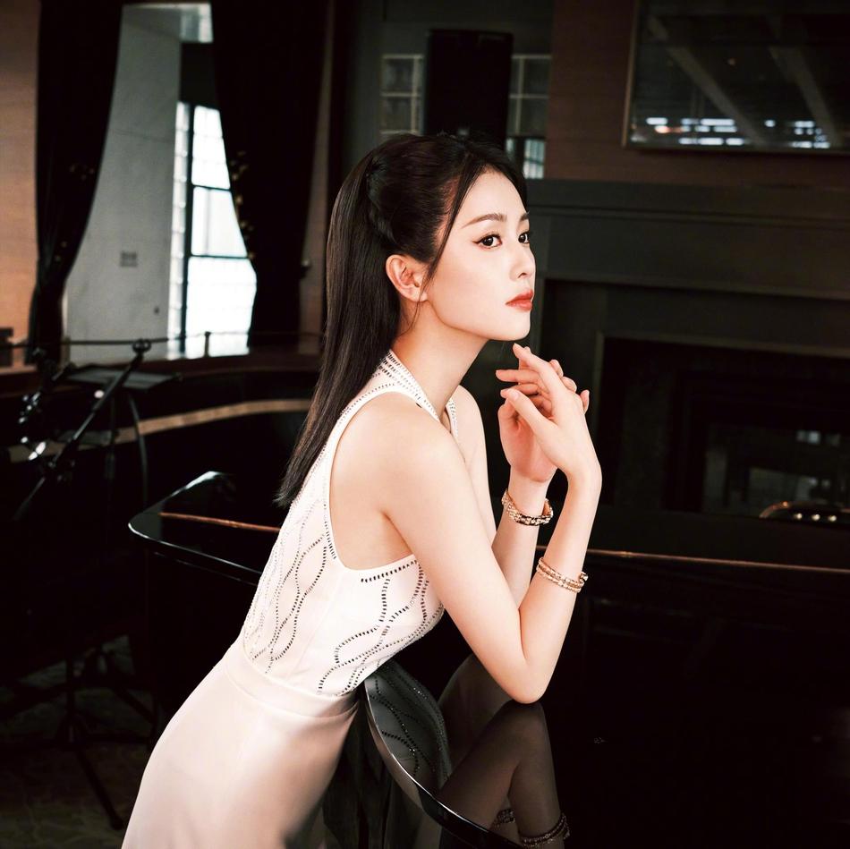 白鹿身穿白色开叉长裙简约优雅黑长直侧颜精致气质佳