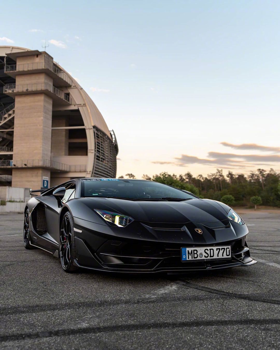 黑酷兰博基尼aventador svj