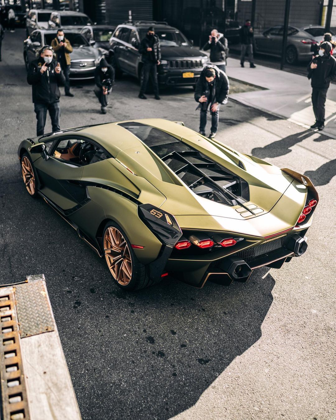 兰博基尼 sian:怎么到哪儿都到处是人!