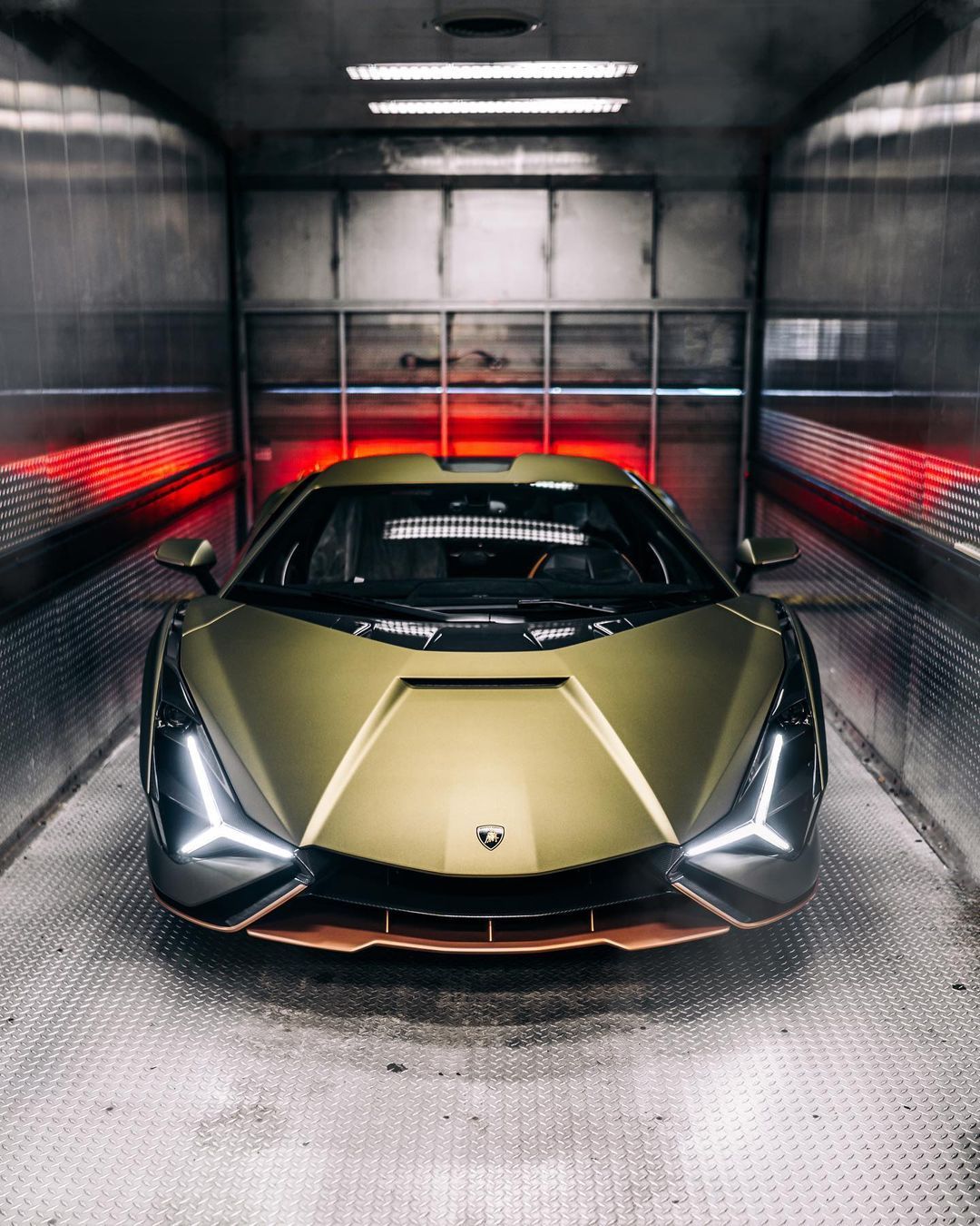 兰博基尼 sian:怎么到哪儿都到处是人!