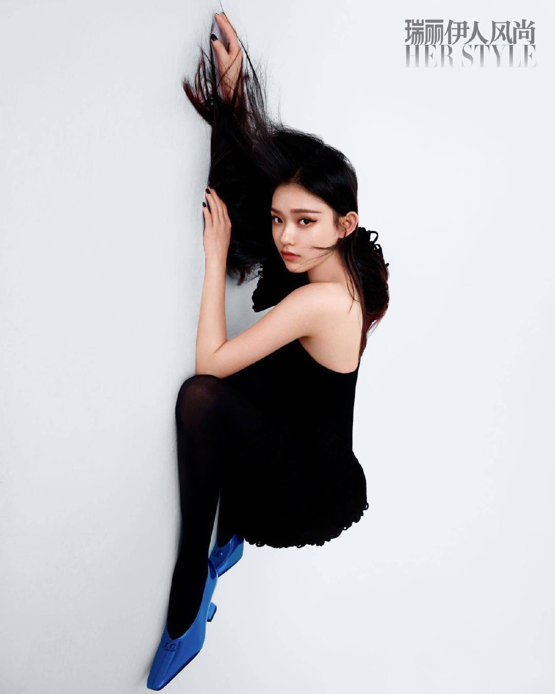 林允黑色裙装搭配黑丝,眼神魅惑迷离超有戏__财经头条