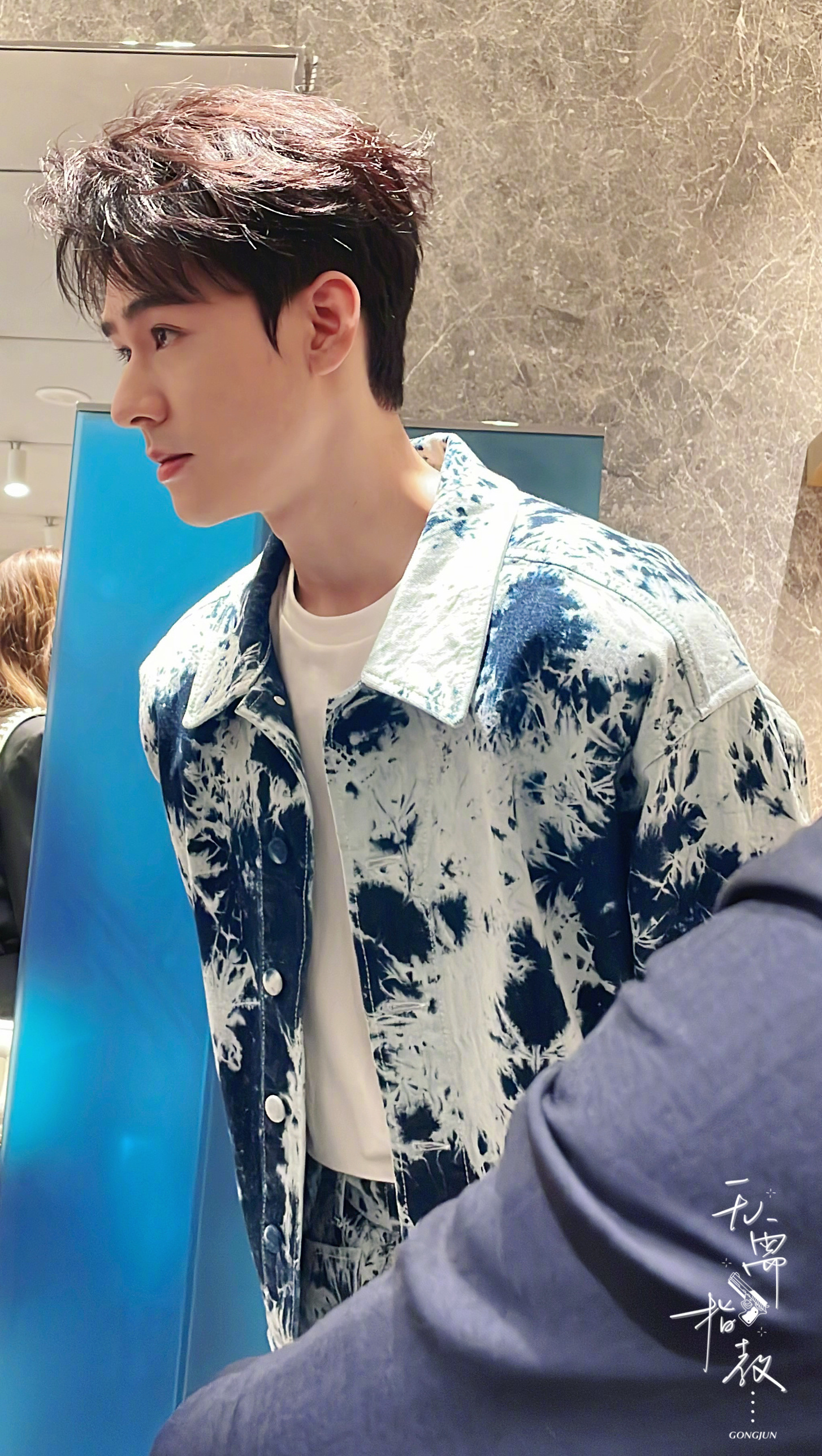 龚俊今日活动造型泼墨牛仔套装造型好帅