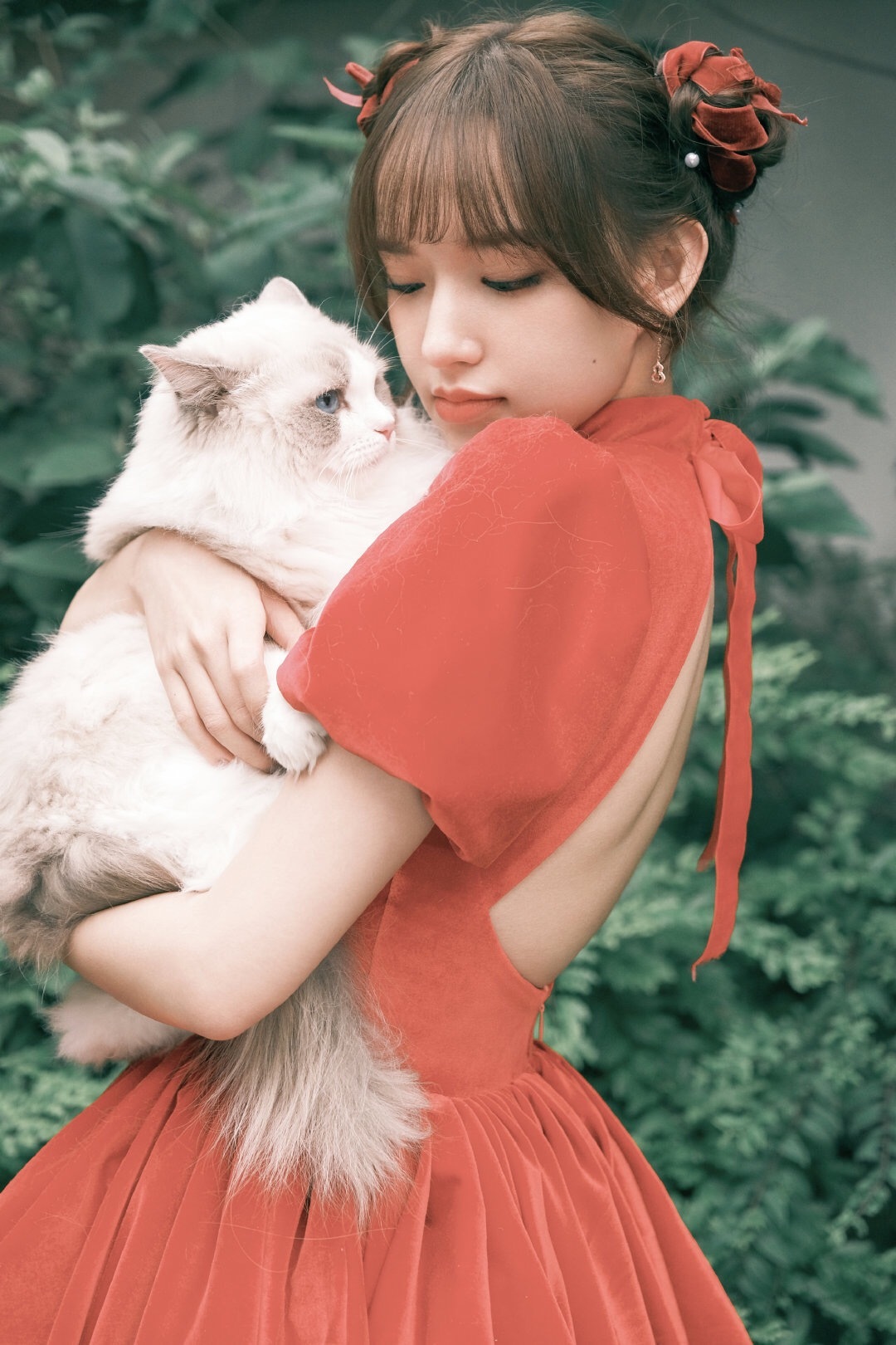 程潇生日大片～ 双丸子头泡泡袖小红裙太可爱啦!_高清图集_新浪网