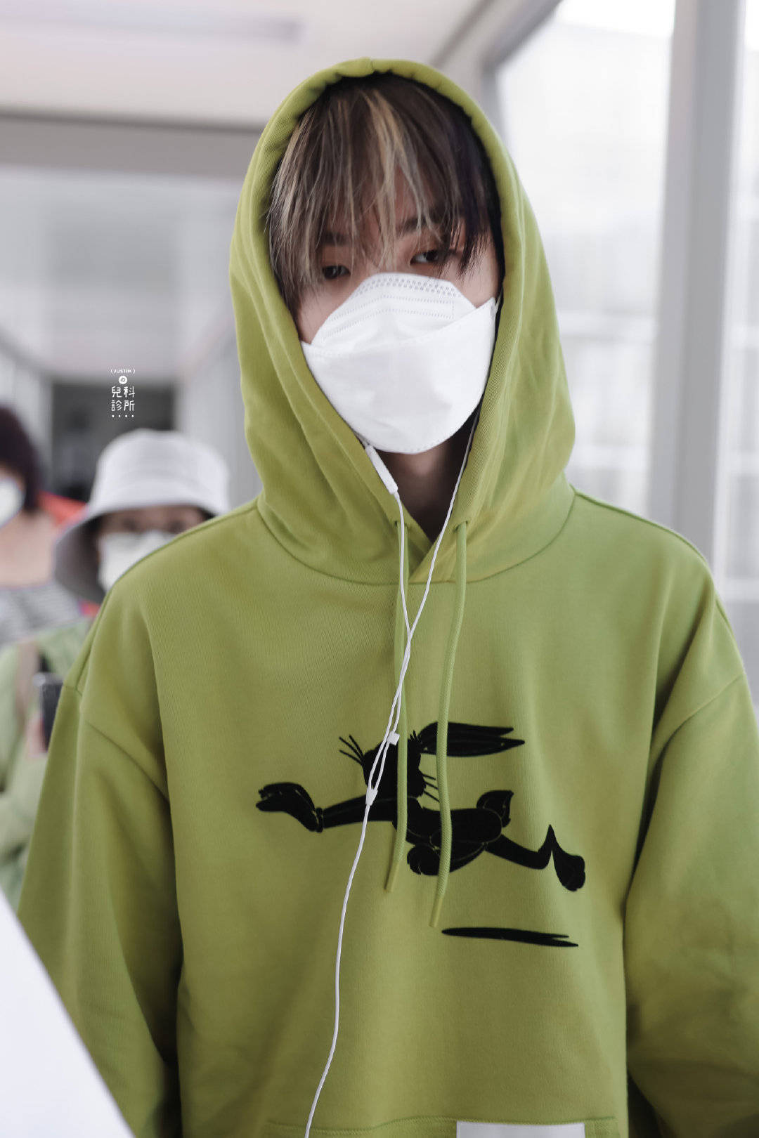 黄明昊机场饭拍牛油果绿套装好清爽