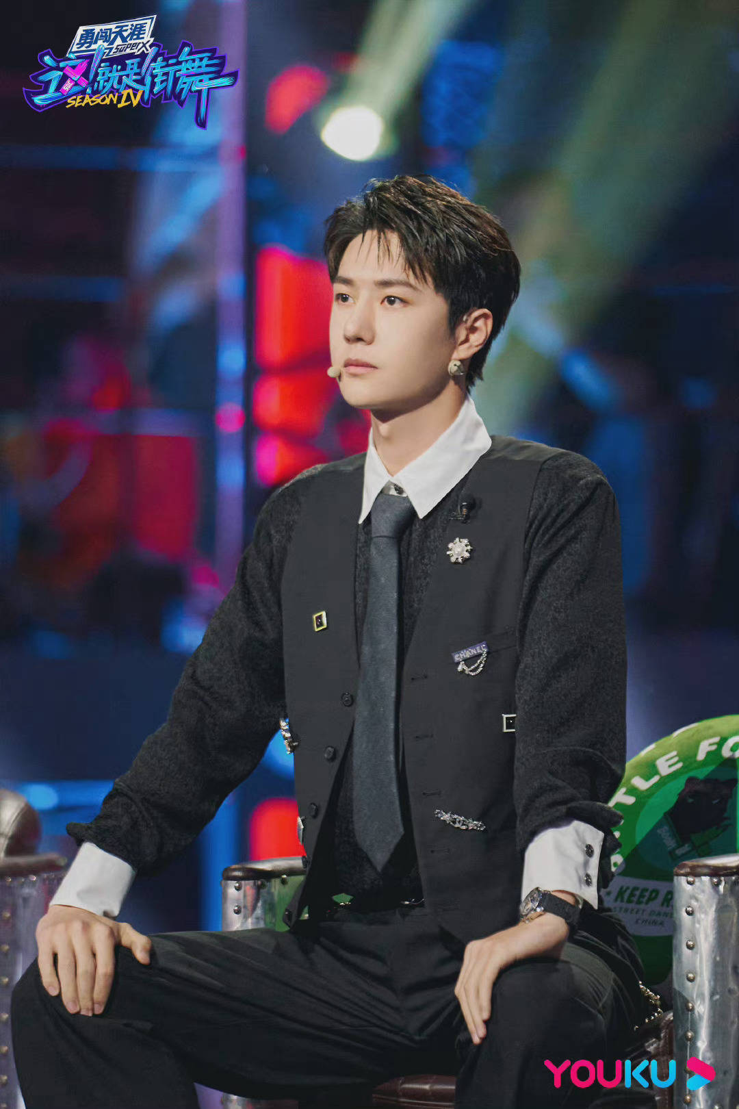 王一博街舞4新剧照 西装马甲搭配领带……__财经头条