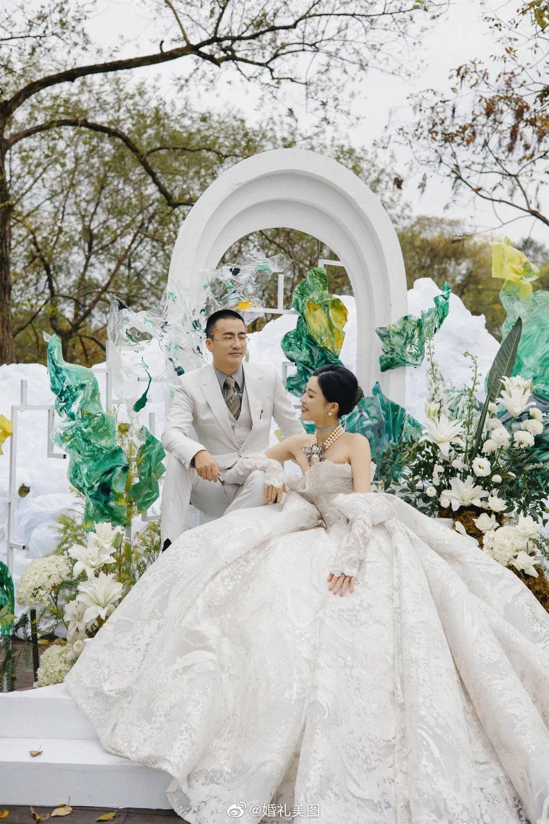 婚礼的主基调为白色云朵,涂鸦装置做点缀,野生的创作……__财经头条