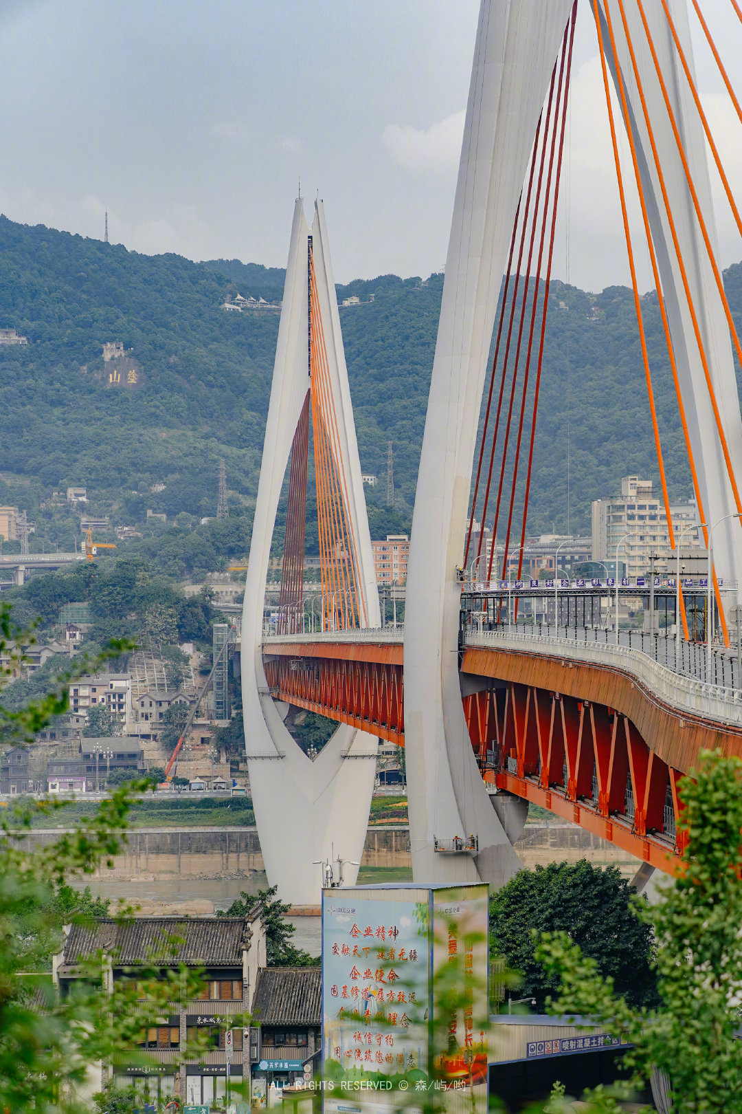 总要去趟重庆叭 吹吹嘉陵江的晚风 走走南滨路 感受山城的热情