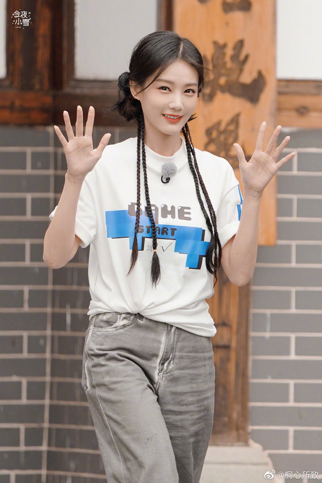 李一桐q 白色短袖公主头双丸子麻花辫发型亮相,活泼可爱,青春活力!