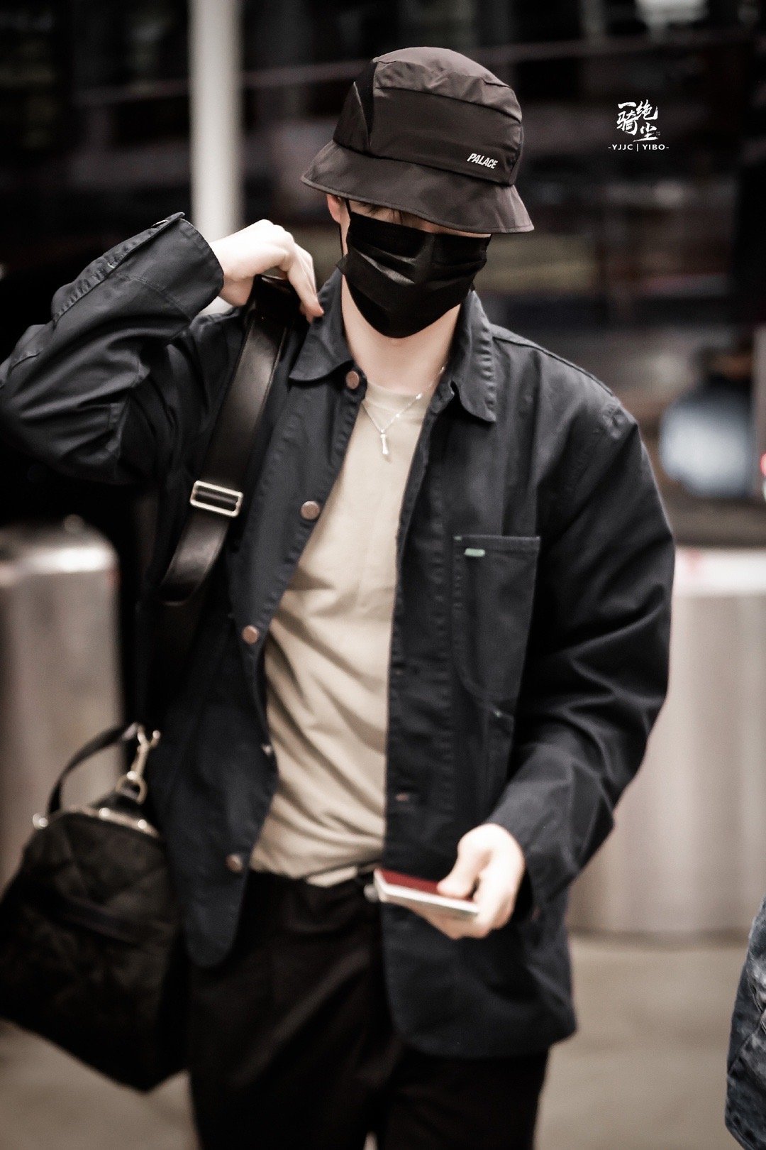 王一博洛杉矶回国机场路透 渔夫帽衬衫造型的酷盖,帅哥回来啦_高清