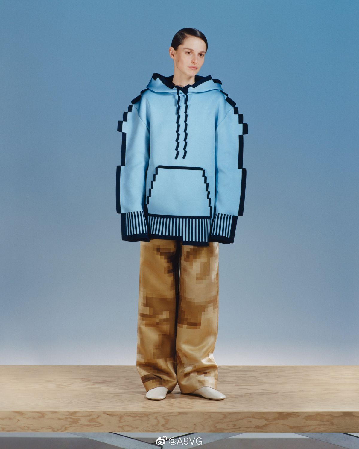 奢侈品品牌 LOEWE罗意威在「2023春夏女装秀」上展出的“像素”系……__财经头条