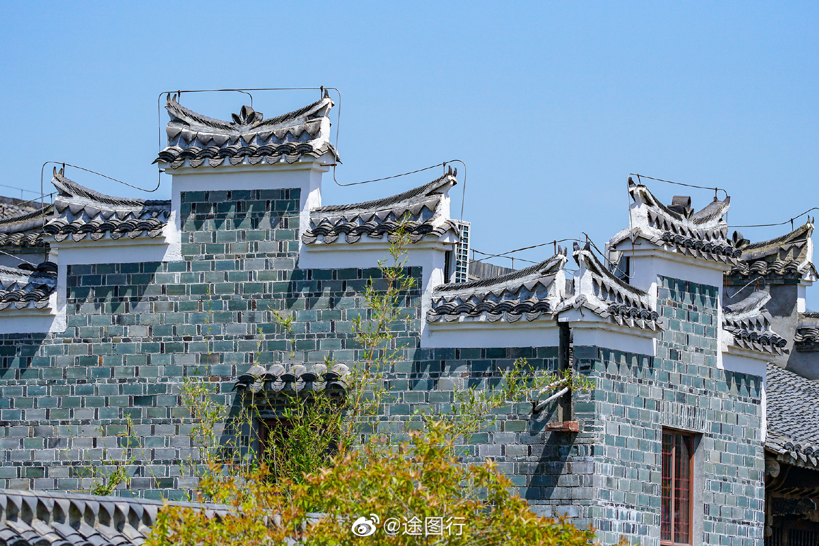 江西明清古民居博览园,在青山绿水间,一栋栋错落有致的古建筑