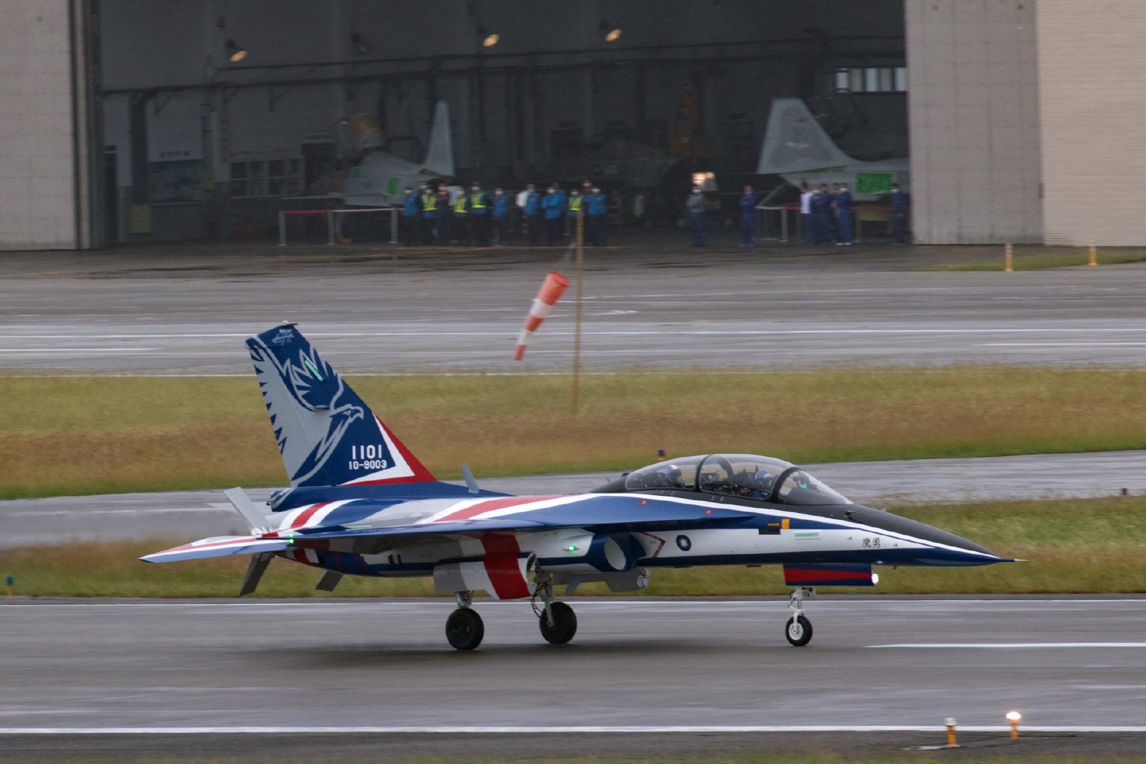 中国空军某部接装国产某新型高级教练机__财经头条