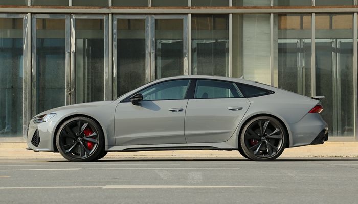 奥迪rs7首试西装暴徒弯道暴毙