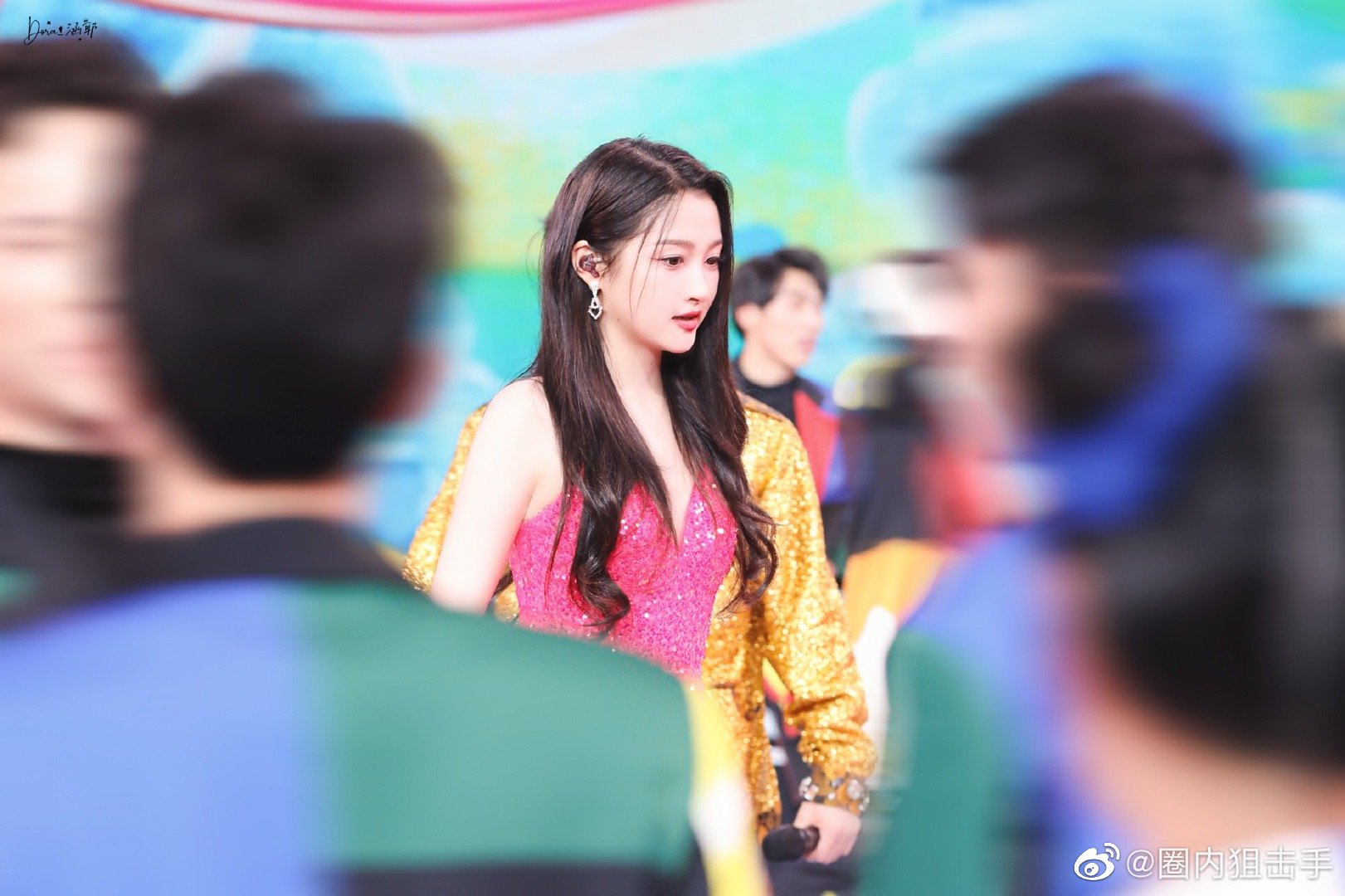 67关晓彤北京春晚一袭玫红色高开叉亮片长裙也太美啦,冯巩说关晓 