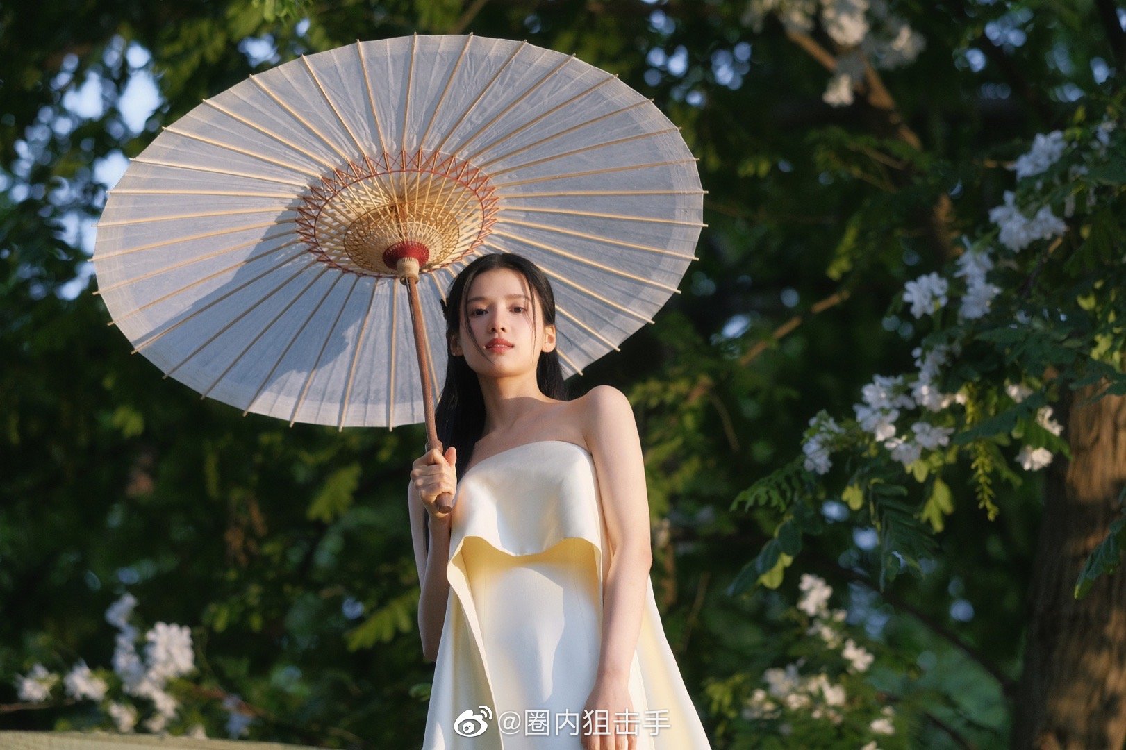 被张婧仪狠狠惊艳到,白色花朵编发真的很好看呀……|人物|白色花朵