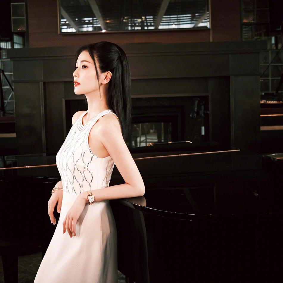 白鹿身穿白色开叉长裙简约优雅黑长直侧颜精致气质佳