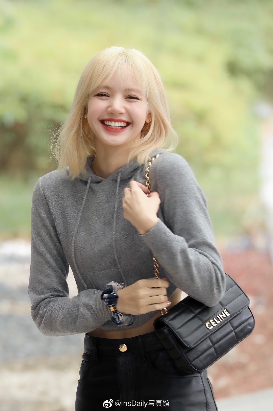 lisa | 金发甜豆莎 近日的机场图,梦回到六年前__财经头条