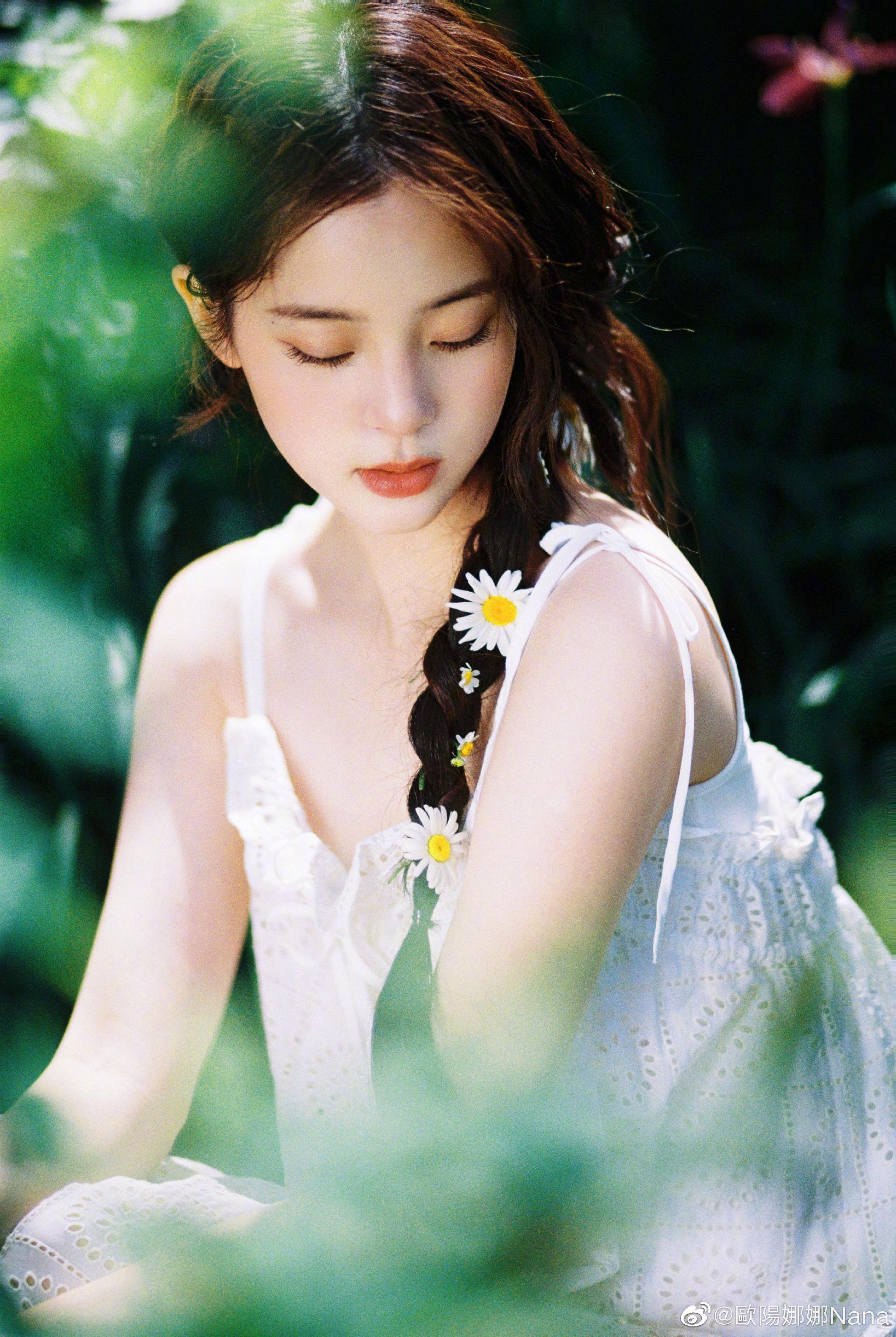 欧阳娜娜森林公主 白裙 小雏菊,氧气感的纯欲仙女