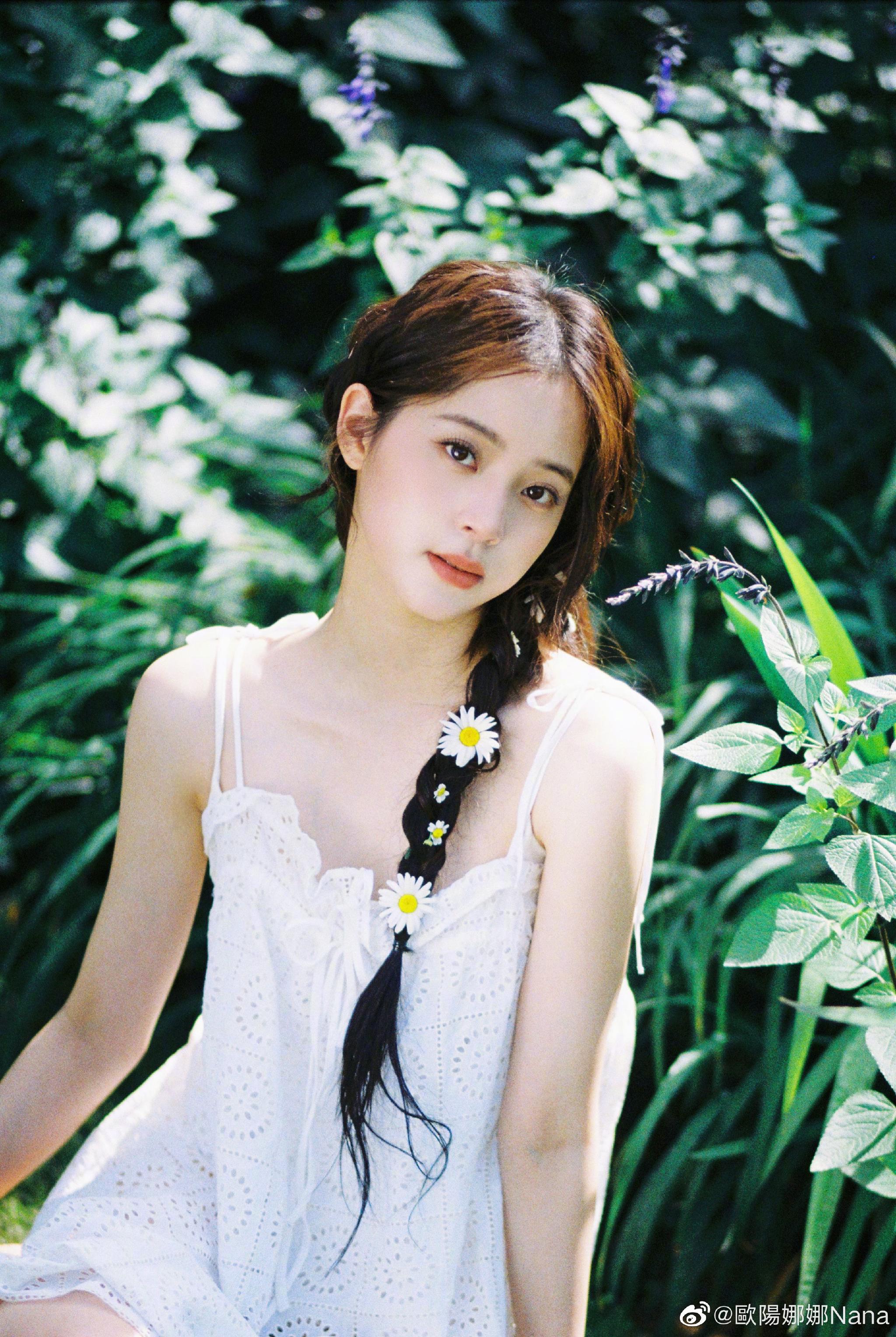 欧阳娜娜森林公主 白裙 小雏菊,氧气感的纯欲仙女