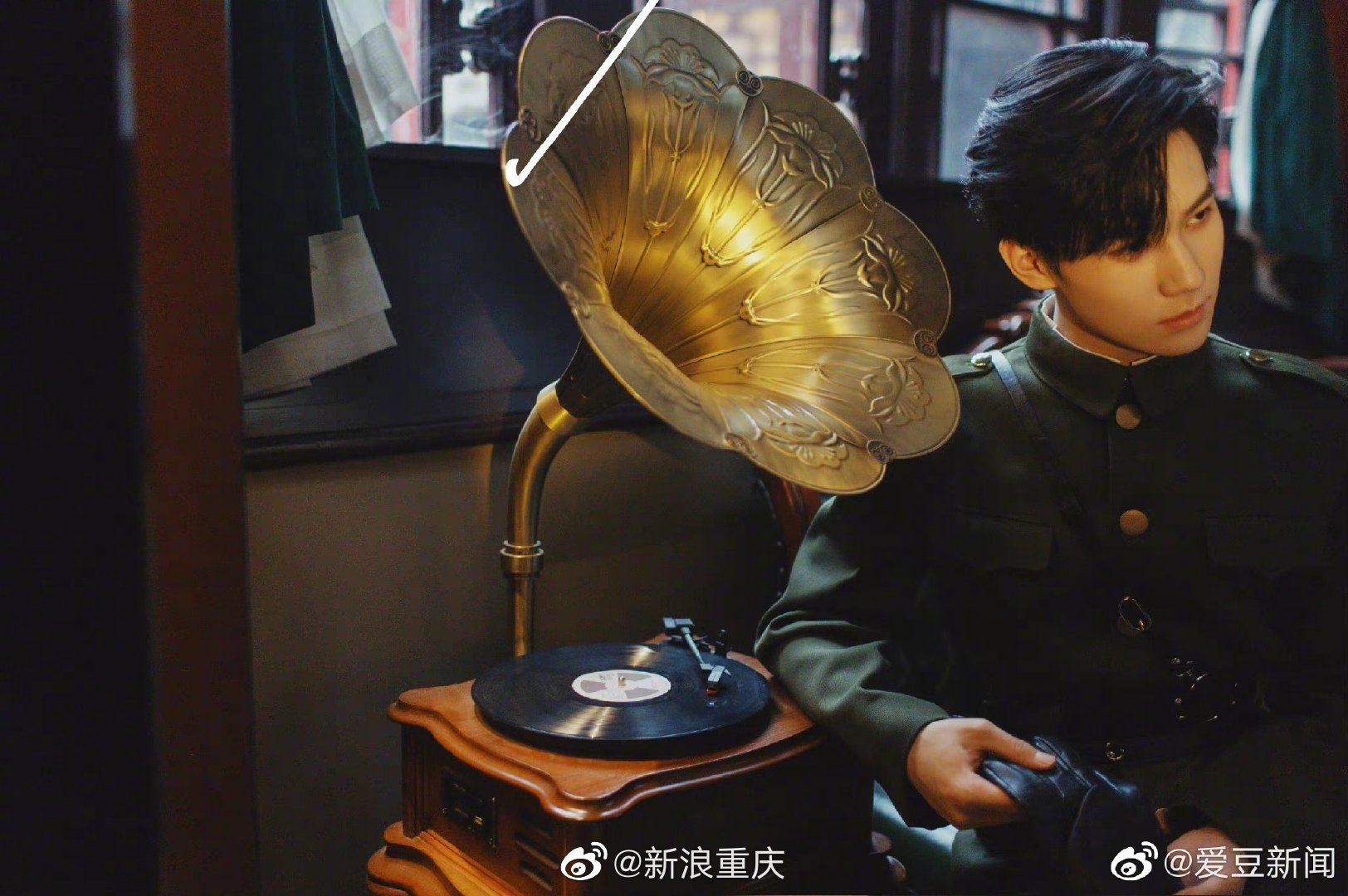 时代少年团-张真源 发布最新写真,超有氛围感.