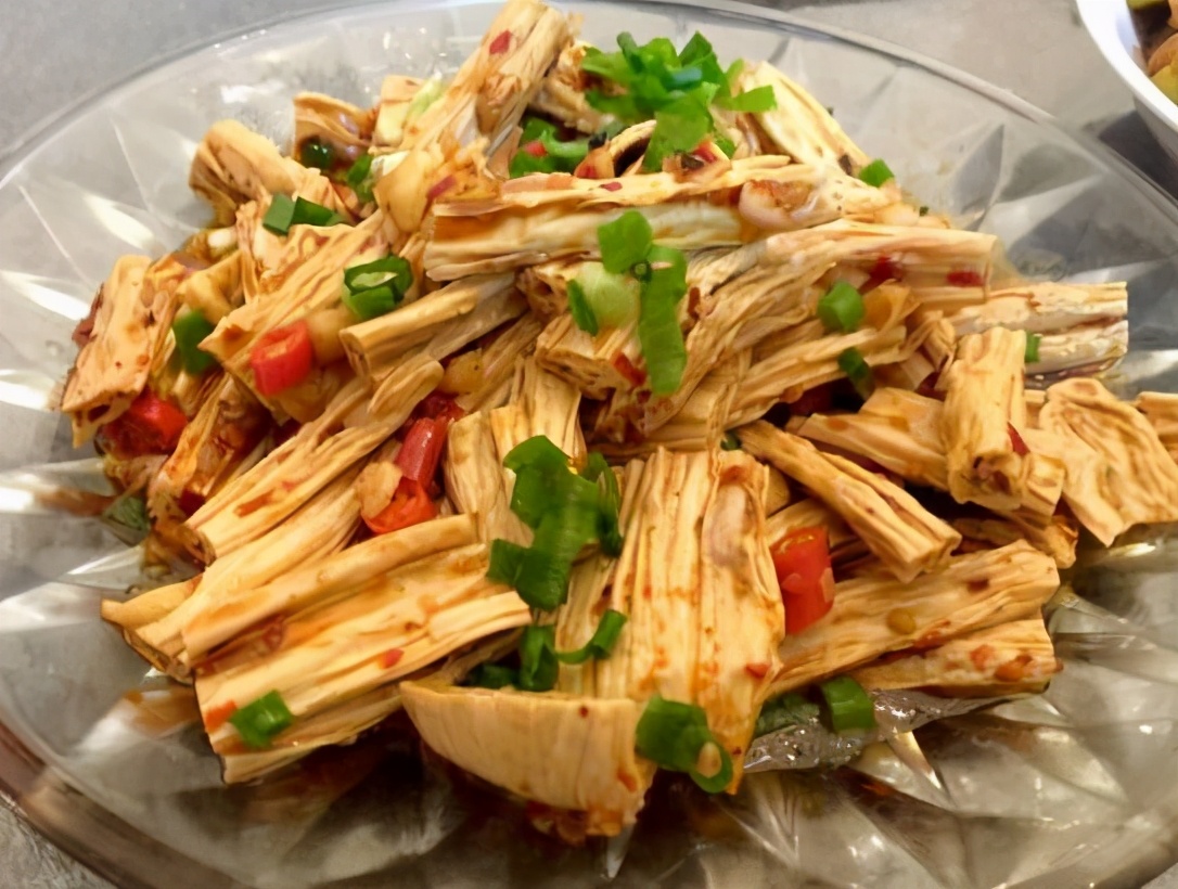 材料:腐竹,香油,酱油,糖,香芝麻做法:1,烧开水,然后把腐竹倒进开水中