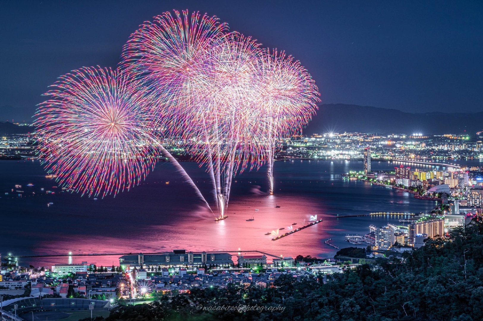 每年8月8日举办的琵琶湖花火大会本来因为要避开东京奥运延期到了11月