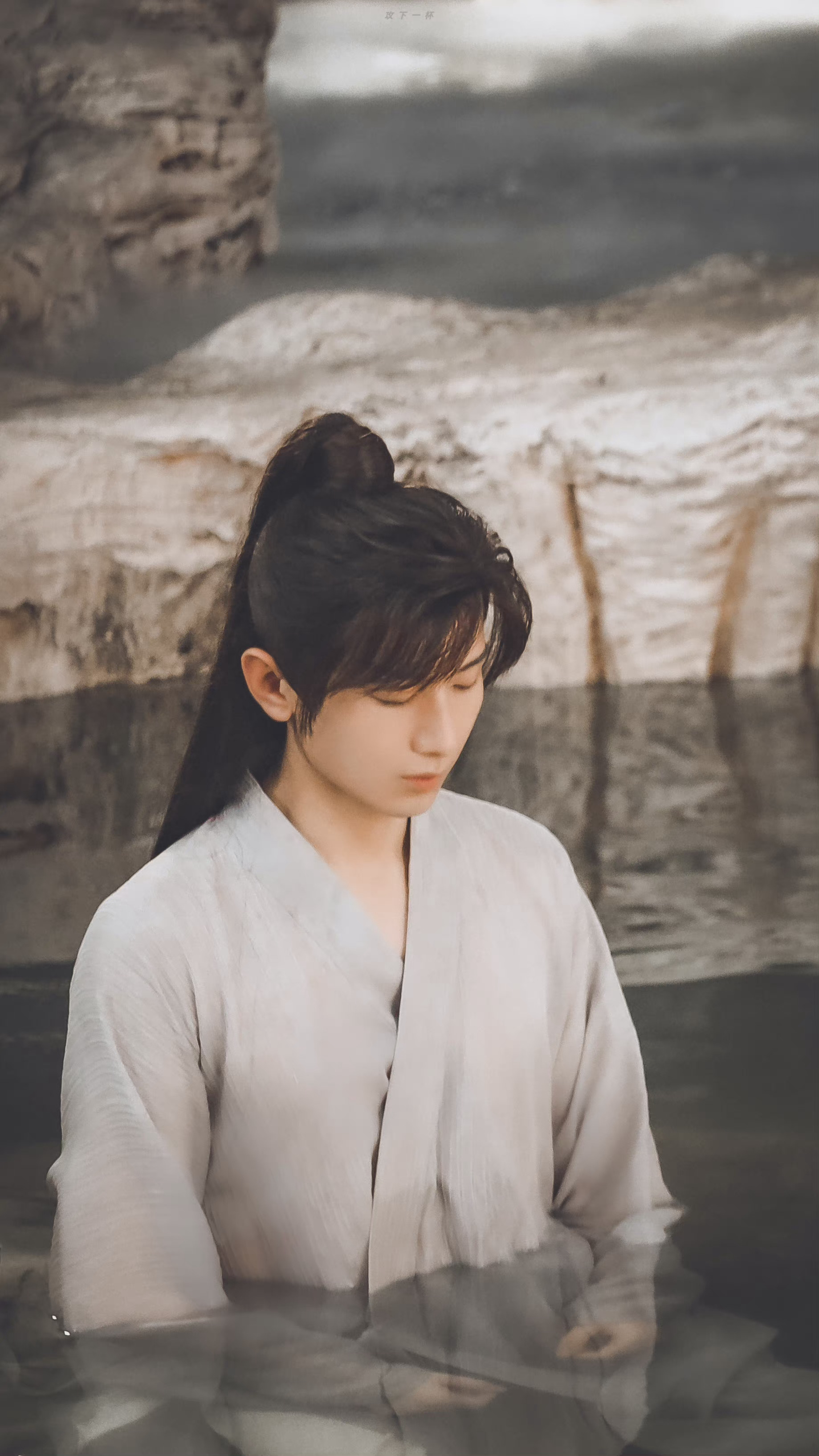 成毅《沉香如屑》周末剧照来了~ 是池子里泡澡的帅气唐周呀