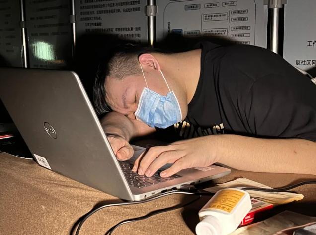 他们又一次挑战生理极限,这样的睡姿让人心疼休闲区蓝鸢梦想 - Www.slyday.coM 他们又一次挑战生理极限,这样的睡姿让人心疼休闲区蓝鸢梦想 - Www.slyday.coM