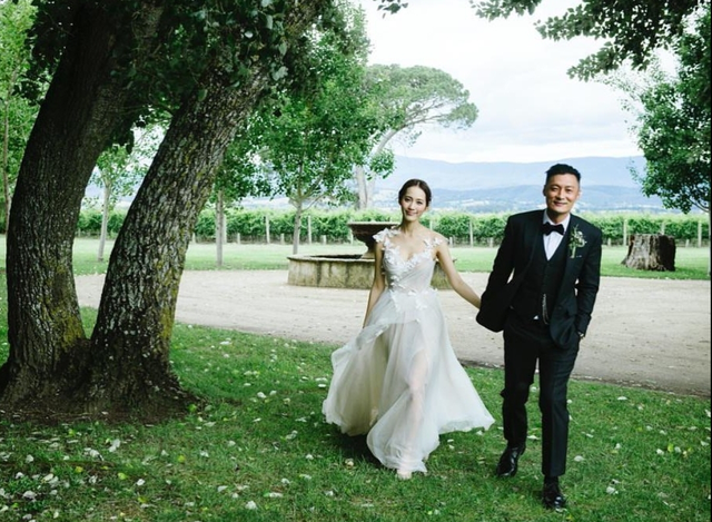 余文乐穿着笔挺的西装,王棠云身着白色婚纱,没有复