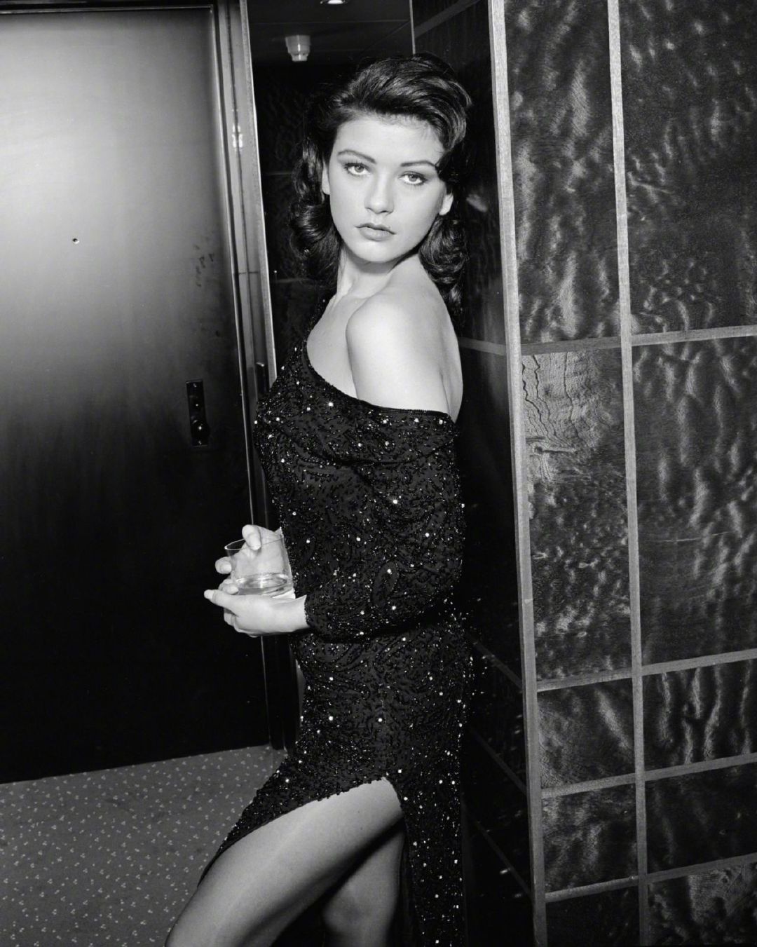 英国演员凯瑟琳·泽塔-琼斯,在1992年拍摄的一组时尚大片