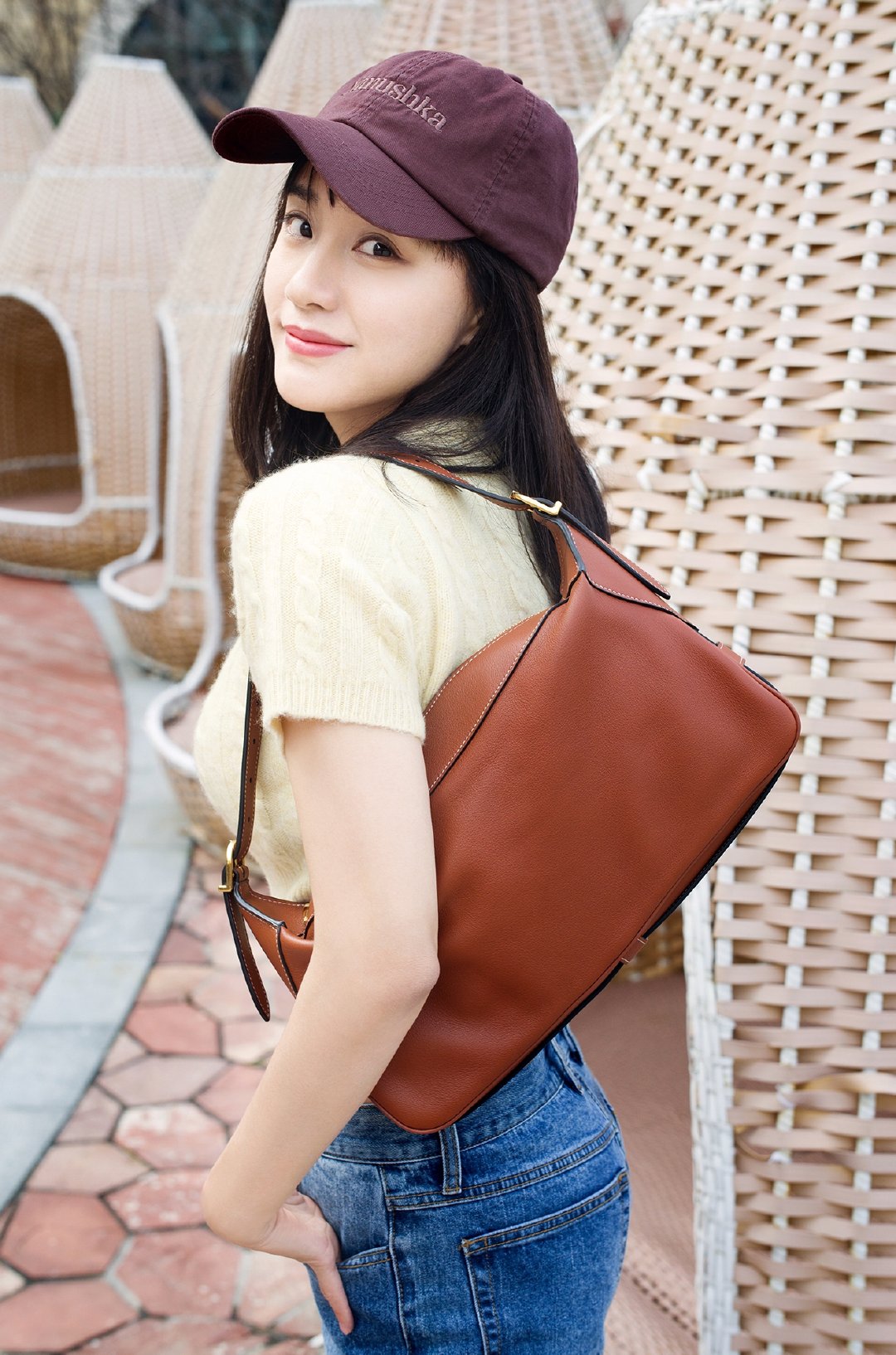 王智身穿米黄色针织衫搭配修身微喇牛仔裤