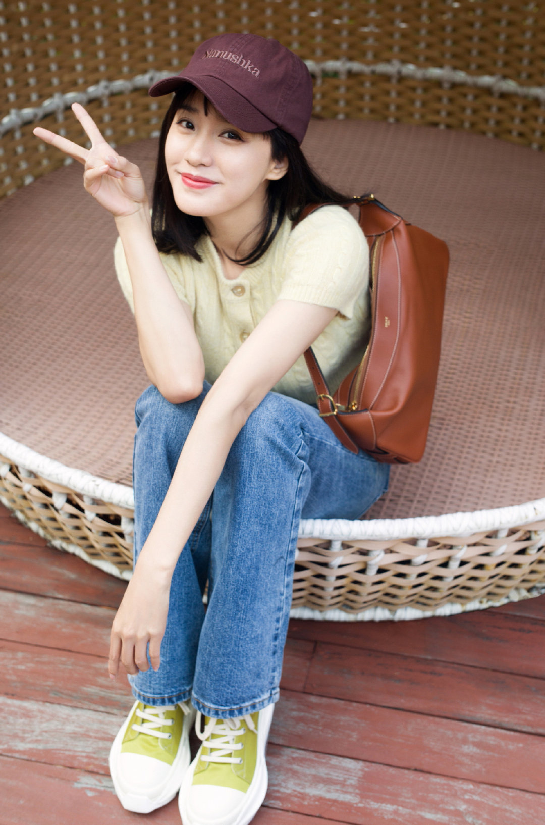 王智身穿米黄色针织衫搭配修身微喇牛仔裤