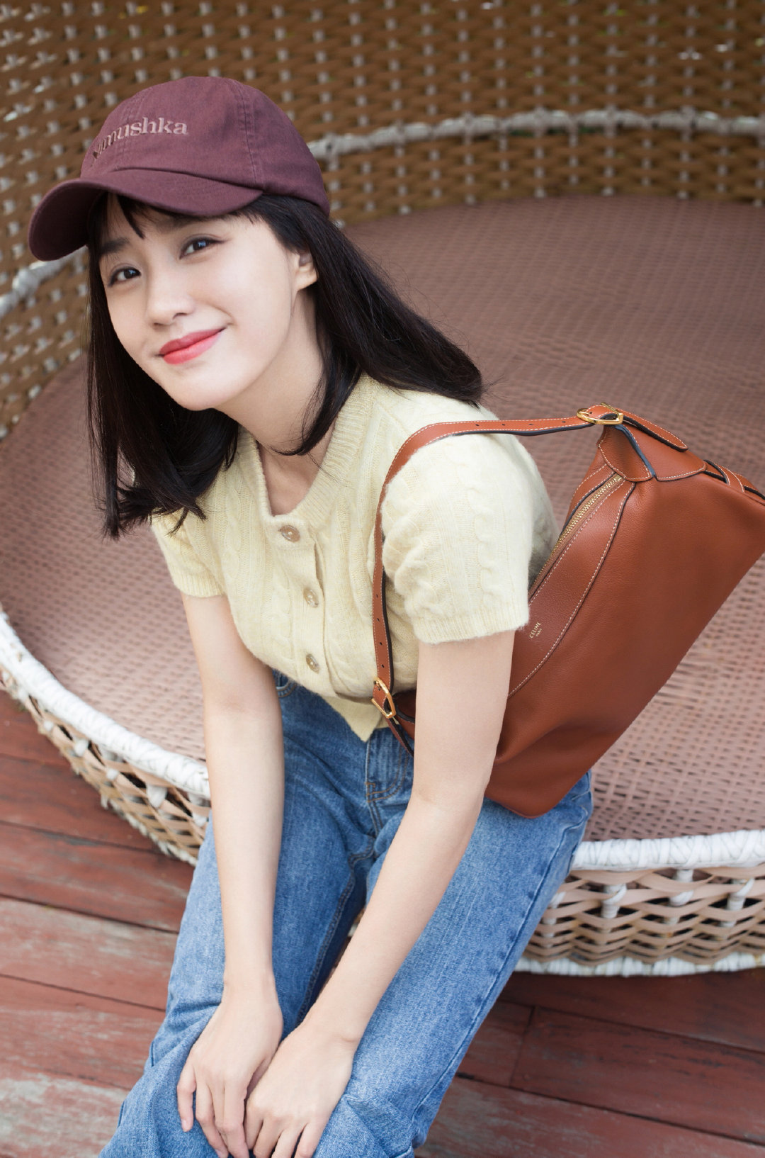 王智身穿米黄色针织衫搭配修身微喇牛仔裤