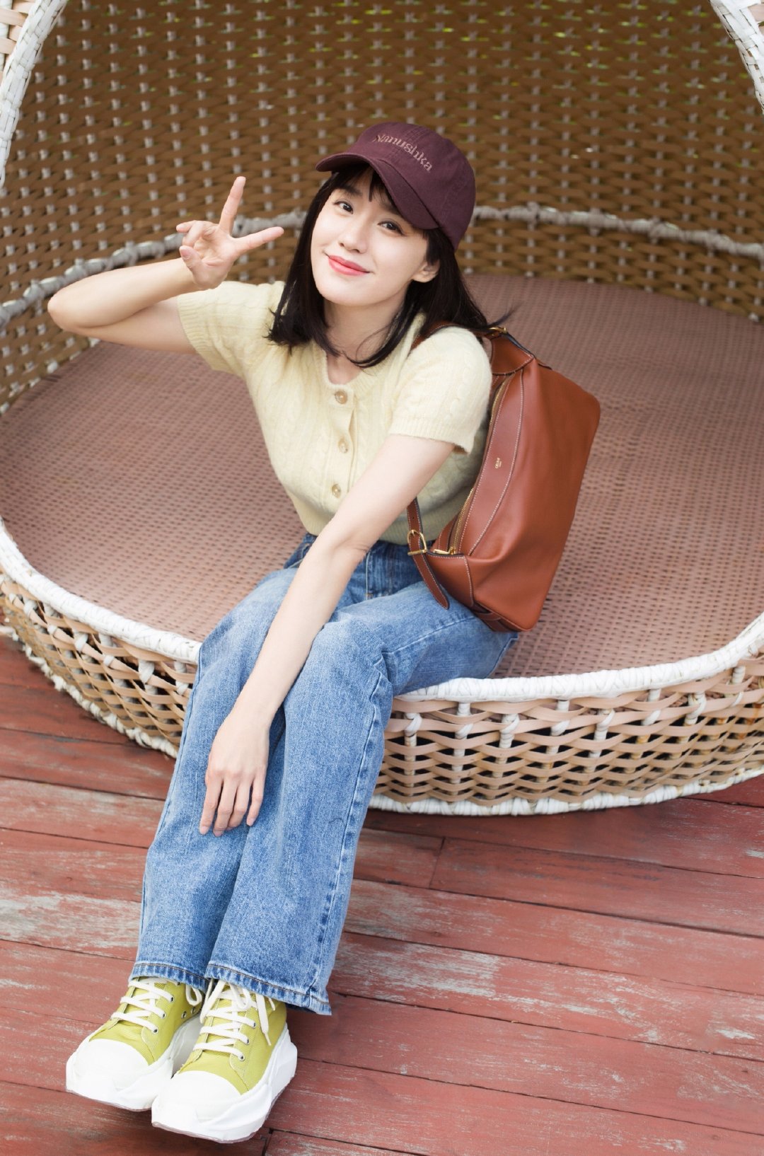 王智身穿米黄色针织衫搭配修身微喇牛仔裤