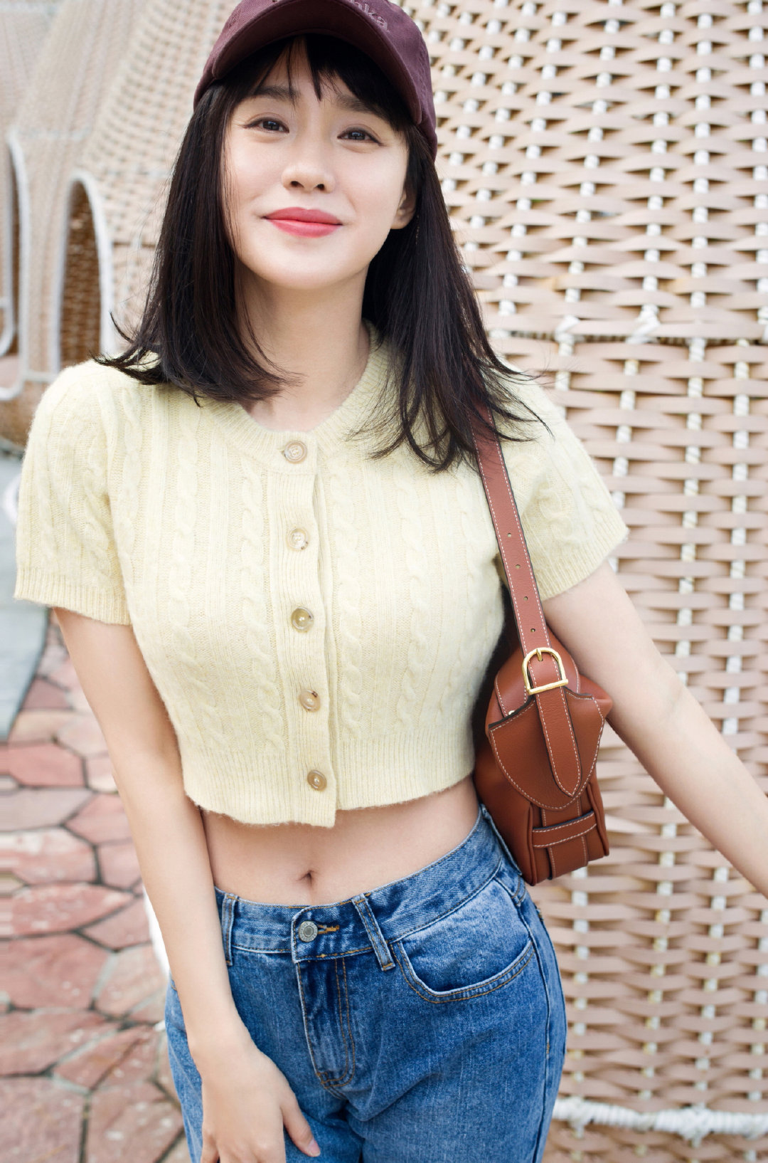 王智身穿米黄色针织衫搭配修身微喇牛仔裤