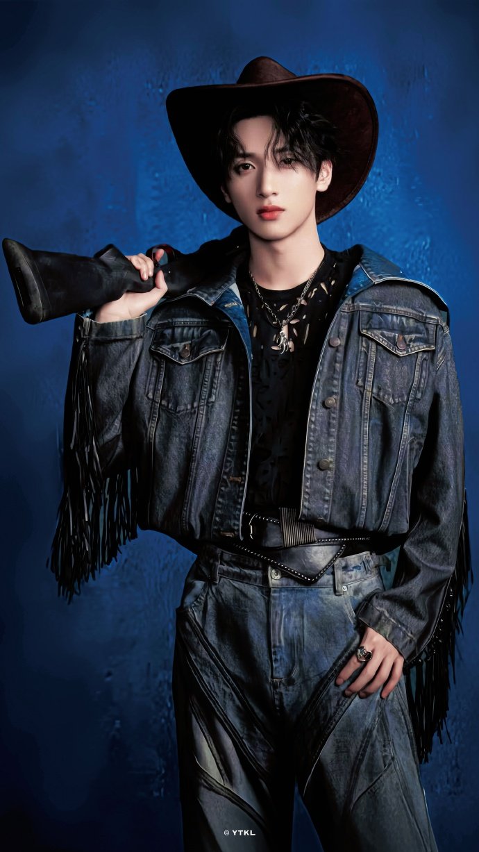 严浩翔五周年演唱会联排路透有,还有灰t黑帽练习照,是好优越的身材