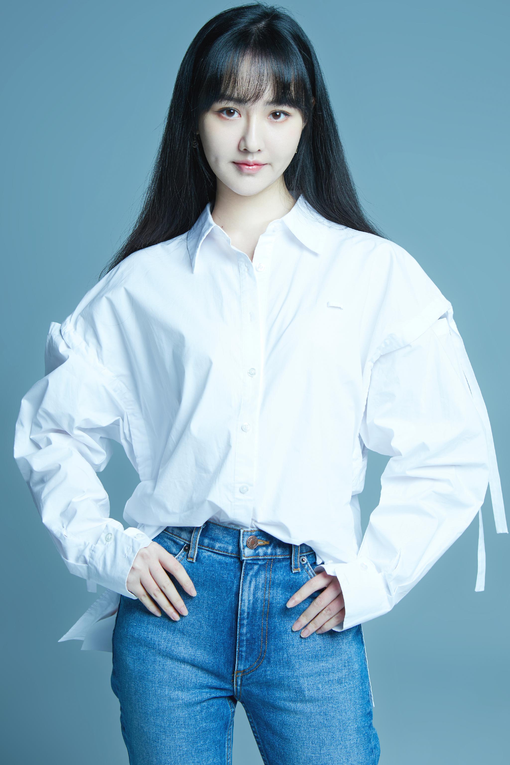 欢娱影视演员黄馨瑶sarah今日发布生日写真大片