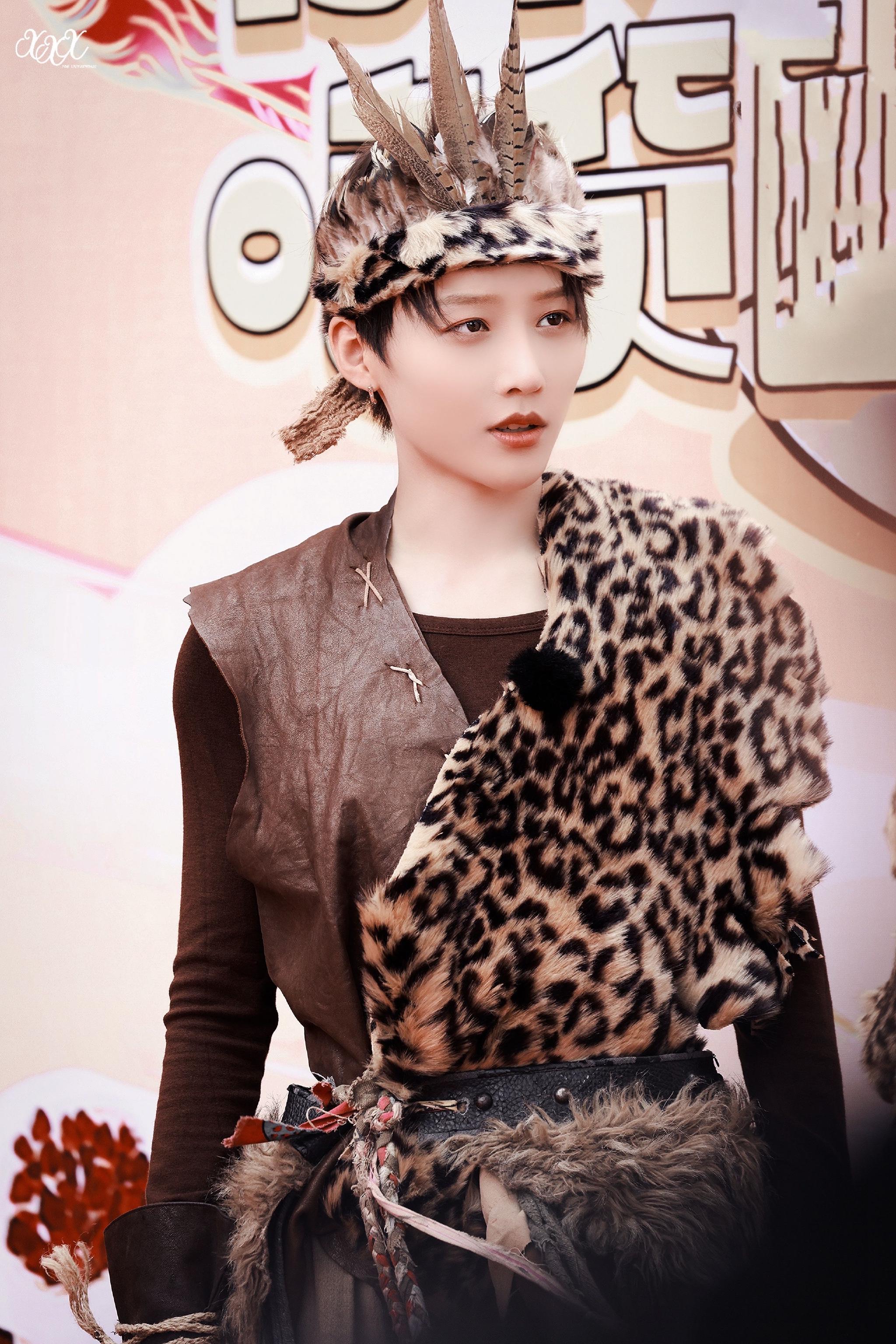 刘雨昕录制综艺转场饭拍 古装蓝衣造型vs原始部落公主